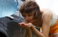 Victoria minina bring water 04